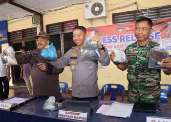 Kapolres Pematangsiantar AKBP Fernando SH S.I.K didampingi Kejari Siantar Jurist Pricesely SH MH dan Kasdim 0207/Simalungun Mayor Inf. Margana pimpin press release pengamanan 13 orang terduga penyalahgunaan narkoba oleh Kodim 0207/Simalungun
