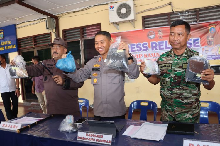 Kapolres Pematangsiantar AKBP Fernando SH S.I.K didampingi Kejari Siantar Jurist Pricesely SH MH dan Kasdim 0207/Simalungun Mayor Inf. Margana pimpin press release pengamanan 13 orang terduga penyalahgunaan narkoba oleh Kodim 0207/Simalungun