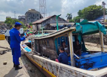 Sat Polairud Polres Bangka Barat menggelar kegiatan patroli dialogis dan kamtibmas di wilayah pesisir Mentok