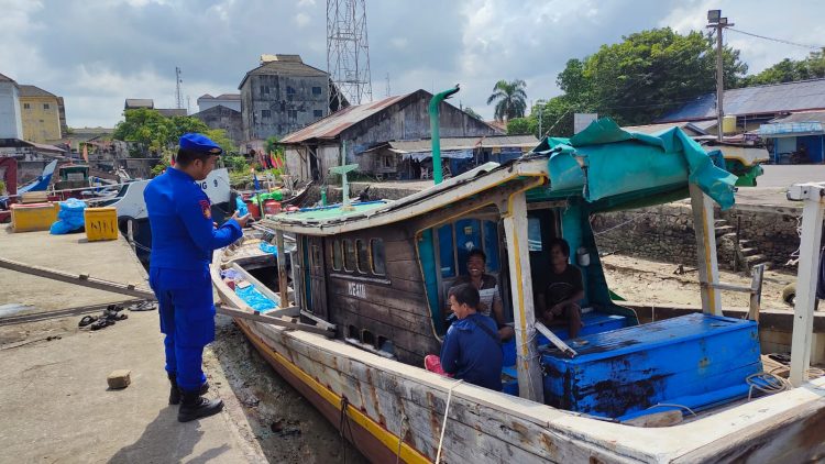 Sat Polairud Polres Bangka Barat menggelar kegiatan patroli dialogis dan kamtibmas di wilayah pesisir Mentok