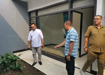 Ketua DPRD H. Herman Suhadi, S. Sos bersama Kepala Badan Penghung Provinsi Kepulauan Bangka Belitung (Kep. Babel) meninjau rumah singgah milik Pemerintah Provinsi Kep. Babel yang berlokasi di Jl. Pulau Asem Raya Utara No. 63, Jakarta Timur, Senin (22/05/23).