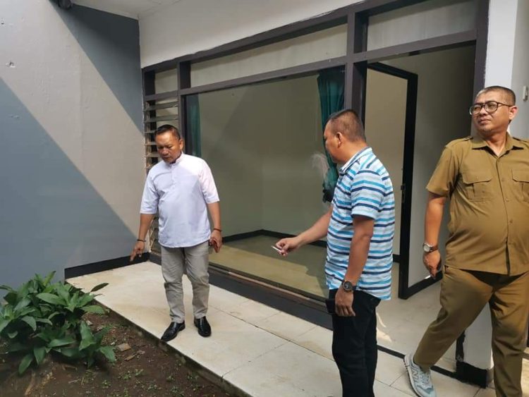 Ketua DPRD H. Herman Suhadi, S. Sos bersama Kepala Badan Penghung Provinsi Kepulauan Bangka Belitung (Kep. Babel) meninjau rumah singgah milik Pemerintah Provinsi Kep. Babel yang berlokasi di Jl. Pulau Asem Raya Utara No. 63, Jakarta Timur, Senin (22/05/23).