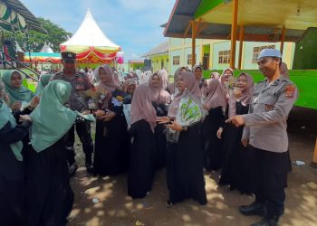 Personel Sat Binmas Polres Lhokseumawe mengunjungi Dayah Al Madinatuddiniyah Syamsudhuha, Kecamatan Dewantara, Aceh Utara, wilayah hukum Polres Lhokseumawe