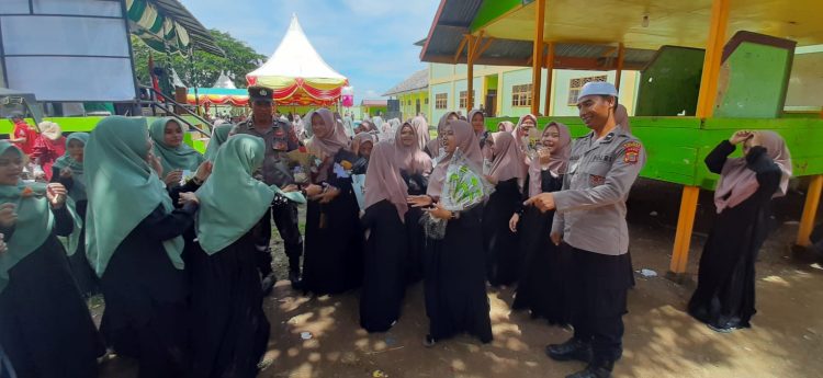 Personel Sat Binmas Polres Lhokseumawe mengunjungi Dayah Al Madinatuddiniyah Syamsudhuha, Kecamatan Dewantara, Aceh Utara, wilayah hukum Polres Lhokseumawe