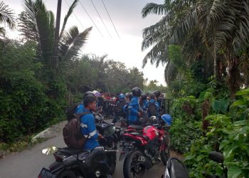 Ratusan warga desa Latong kecamatan Seunagan kabupaten Nagan Raya, Senin (22/05/23) sore memblokir akses jalan menuju perusahaan tambang batu bara PT. Bara Energi Lestari (BEL)