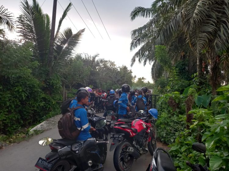 Ratusan warga desa Latong kecamatan Seunagan kabupaten Nagan Raya, Senin (22/05/23) sore memblokir akses jalan menuju perusahaan tambang batu bara PT. Bara Energi Lestari (BEL)