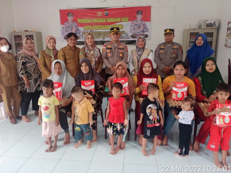 Kapolsek Tanah Jawa melaksanakan kegiatan Pemberian Makanan Anak untuk pencegahan Stunting atau PMT (Pemberian Makanan Tambahan) Stunting Tahap - IV atau tahap yang terakhir, terhadap 110 anak Asuh Polres Simalungun yang berada di 18(Delapan belas) Nagori se- kabupaten Simalungun