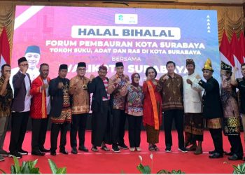 Walikota Surabaya Eri Cahyadi mengadakan Halal bihalal bersama Forum Pembauran Kebangsaan (FPK) kota Surabaya di Gedung Sawunggaling Pemkot Surabaya
