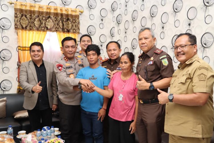 Kapoldasu dan Kajatisu pun melaksanakan Restorative Justice (RJ) mendamaikan kedua belah pihak yang berperkara dalam kasus penganiayaan dihadiri tersangka dan korban