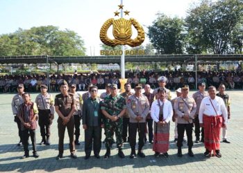 Kepala Kepolisian Daerah Nusa Tenggara Timur (Kapolda NTT) Irjen Pol. Drs. Johni Asadoma, M.Hum mengukuhkan 432 anggota sebagai Polsi RW di wilayah Kota Kupang