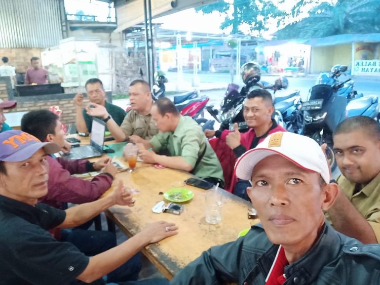 Ketua KOMNAS WI DPD Deliserdang Tumpal Manik SPd, SH, MH saat memimpin rapat koordinasi dengan anggota KOMNAS WI DPD Deliserdang Selasa (23/05/2023) di Cafe Bg Zaki yang beralamat didesa Limau Manis, Kecamatan Tanjung Morawa