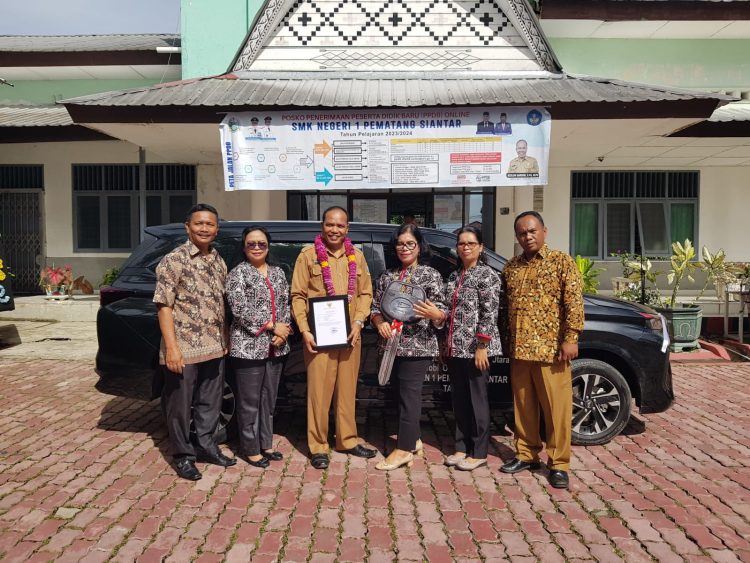 Sekolah Menengah Kejuruan Negeri (SMKN 1) Kota Pematang Siantar Cabang Dinas Pendidikan Wilayah VI Provinsi Sumatera Utara memperoleh 1 buah mobil bantuan dari Gubernur Sumatera Utara untuk mobil operasional