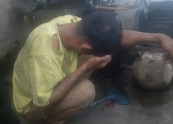 FH, mencuri HP pekerja tempel ban babak belur dihajar warga, Rabu (24/5). (Foto: mitrapolri.com/ Tumpal Manik)