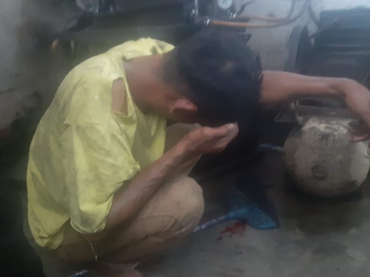FH, mencuri HP pekerja tempel ban babak belur dihajar warga, Rabu (24/5). (Foto: mitrapolri.com/ Tumpal Manik)