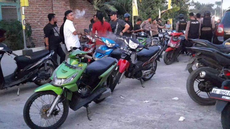 Petugas gabungan Polrestabes Medan yang terdiri dari Satres Narkoba, Sat Samapta dan Sat Reskrim pada, Selasa (23/5/2023) sore melakukan penggerebekan di kawasan Mencirim Pondok dengan sasaran pencurian sepeda motor dan narkoba