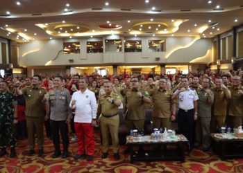 Kapolrestabes Medan Kombes Pol Valentino Alfa Tatareda SH SIK bersama Walikota Medan Bobby Nasution, Dandim 0201/Kota Medan Kolonel Inf Ferry Muzawwad, Kapolres Pelabuhan Belawan AKBP Josua Tampubolon, Sekda Kota Medan Wiriya Al Rahman, Asisten Pemerintahan dan Kesra Setda Kota Medan Muhammad Sofyan, Kadishub Kota Medan Iswar Lubis, Camat, Lurah dan Kepling se-Kota Medan menghadiri kegiatan pembukaan pembinaan mental disiplin dan etos kerja Kepling di Gedung MICC Jalan Ringroad, Sunggal Selasa (23/5/2023).(Foto Dok/Polrestabes Medan)