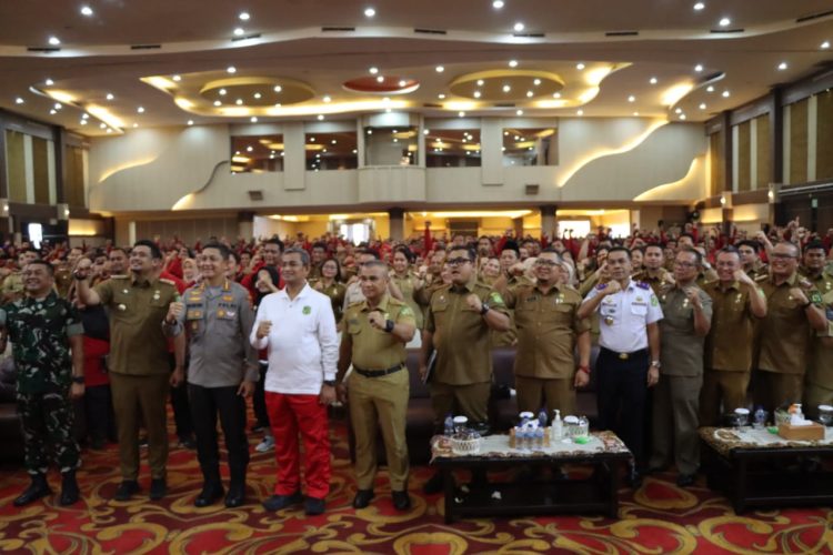 Kapolrestabes Medan Kombes Pol Valentino Alfa Tatareda SH SIK bersama Walikota Medan Bobby Nasution, Dandim 0201/Kota Medan Kolonel Inf Ferry Muzawwad, Kapolres Pelabuhan Belawan AKBP Josua Tampubolon, Sekda Kota Medan Wiriya Al Rahman, Asisten Pemerintahan dan Kesra Setda Kota Medan Muhammad Sofyan, Kadishub Kota Medan Iswar Lubis, Camat, Lurah dan Kepling se-Kota Medan menghadiri kegiatan pembukaan pembinaan mental disiplin dan etos kerja Kepling di Gedung MICC Jalan Ringroad, Sunggal Selasa (23/5/2023).(Foto Dok/Polrestabes Medan)