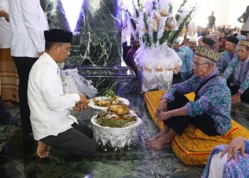 Sebanyak 124 Calon Jama'ah Haji (CJH) Kabupaten Nagan Raya dipeusijuek dan dilepas Penjabat (Pj) Bupati Nagan Raya, Fitriany Farhas, AP. S.Sos., M.Si, diwakili Sekretaris Daerah, Ir. H. Ardimartha, di Masjid Agung Baitul A'la (Masjid Giok)