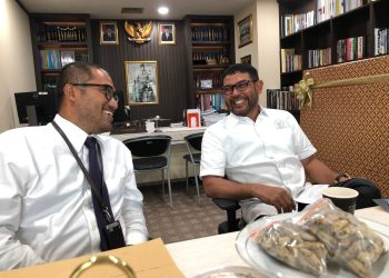 Ketua YARA, Safaruddin, bersama Ketua Forum Bersama (Forbes) anggota DPR dan DPD RI asal Aceh, M. Nasir Djamil, dalam sesi diskusi diruangan kerjanya di Jakarta