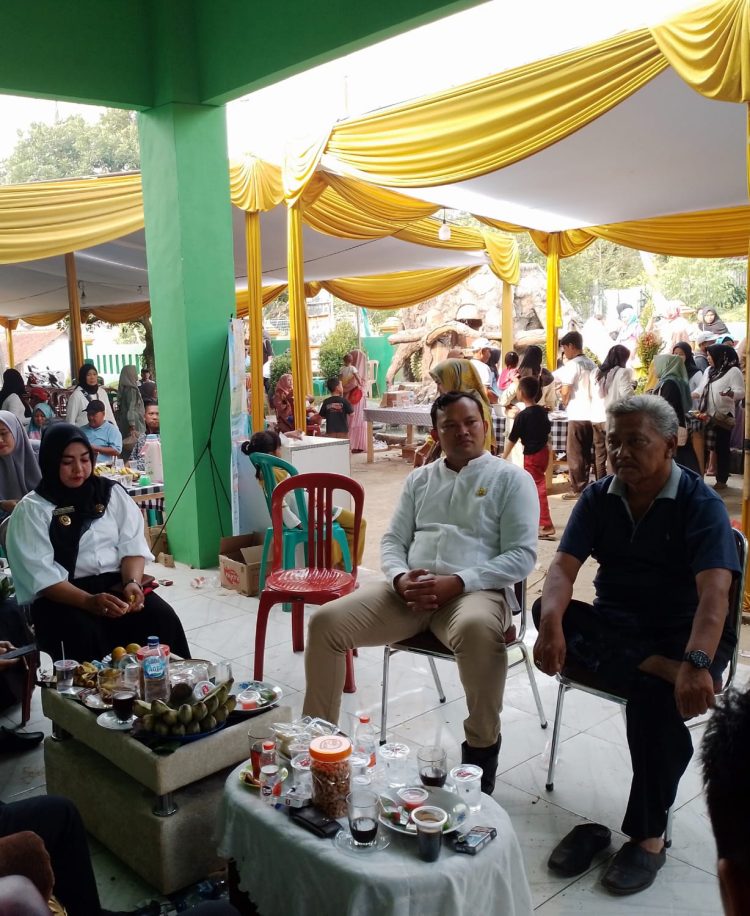 Bapak Uje Hermawan  Kepala BPD Desa Singajaya hadir dalam  Hajatan Desa/Selamatan Bumi di Desa Bendungan Kecamatan Jonggol Kabupaten Bogor, Rabu 24 Mei 2023