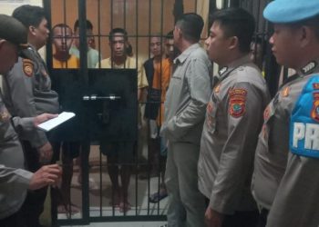Perwira Pengawas (Pawas) bersama Piket Propam lakukan kontrol ruang tahanan untuk memastikan petugas jaga tahanan siap siaga ditempat tugasnya serta untuk mengetahui kondisi tahanan, Rabu (24/05/2023) pagi.