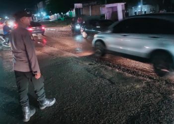 Personel Polsek Muara Batu melaksanakan patroli rutin antisipasi gangguan Kamtibmas dengan menyasar tempat publik di seputaran Muara Batu, Aceh Utara