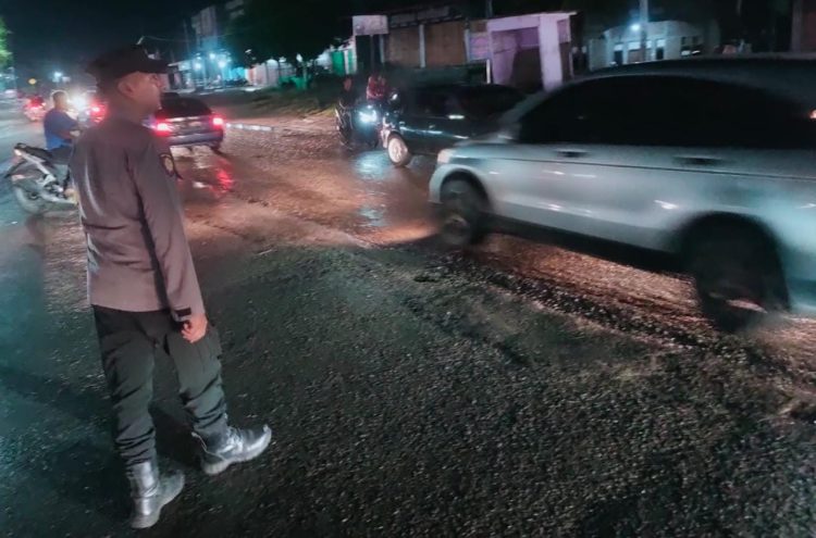 Personel Polsek Muara Batu melaksanakan patroli rutin antisipasi gangguan Kamtibmas dengan menyasar tempat publik di seputaran Muara Batu, Aceh Utara