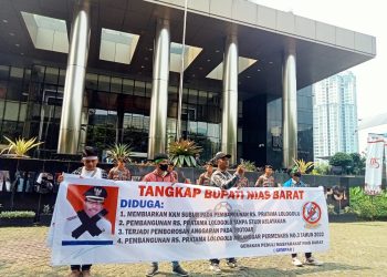 Gerakan Masyarakat Peduli Nias Barat (GEMPAR) menggelar aksi di Gedung KPK, Jakarta, Kamis (25/5/23), guna menyampaikan aspirasi