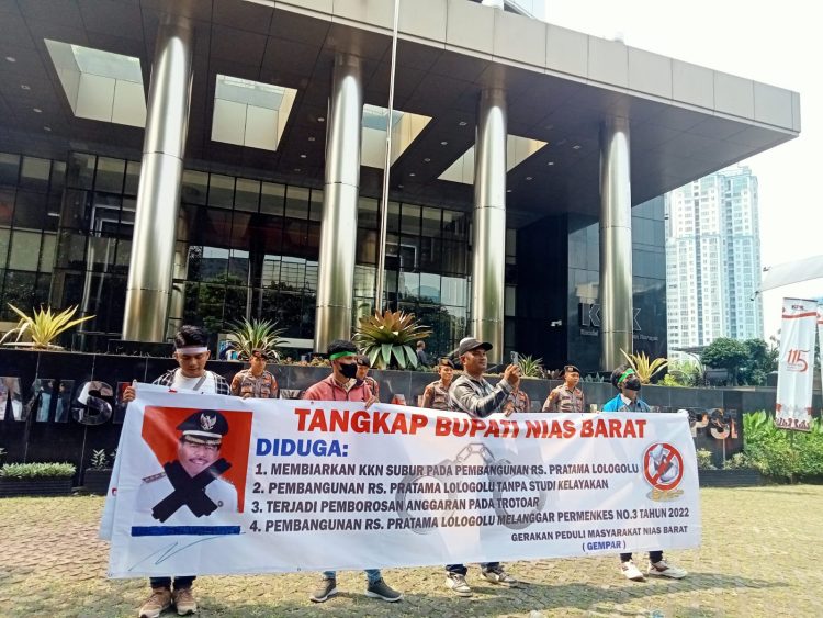 Gerakan Masyarakat Peduli Nias Barat (GEMPAR) menggelar aksi di Gedung KPK, Jakarta, Kamis (25/5/23), guna menyampaikan aspirasi