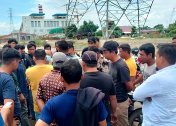 Ratusan warga Gampong Suak Puntong Kecamatan Kuala Pesisir Kabupaten Nagan Raya memblokir jalan untuk akses ke PLTU 3 dan 4