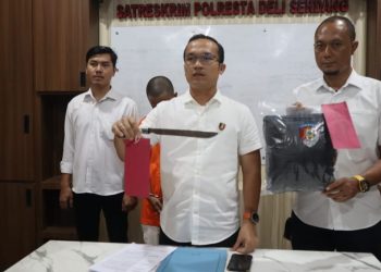 Kasat Reskrim Polresta Deli Serdang Kompol I Kadek H. Cahyadi menunjukkan barang bukti saat pengungkapan kasus curas di Mapolresta Deliserdang, Kamis (25/5/2023). (Foto Dok/ Polresta DS)