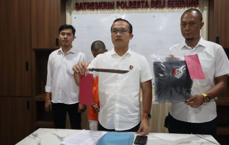 Kasat Reskrim Polresta Deli Serdang Kompol I Kadek H. Cahyadi menunjukkan barang bukti saat pengungkapan kasus curas di Mapolresta Deliserdang, Kamis (25/5/2023). (Foto Dok/ Polresta DS)