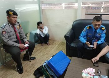 Calon penumpang Wa diamankan dan menjalani pemeriksaan petugas Avsec Bandara, Jumat (26/5/2023) di Bandara Kualanamu. (Foto. Dok/Polsek Bandara).