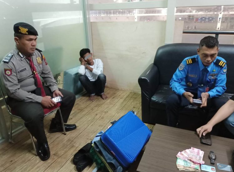 Calon penumpang Wa diamankan dan menjalani pemeriksaan petugas Avsec Bandara, Jumat (26/5/2023) di Bandara Kualanamu. (Foto. Dok/Polsek Bandara).