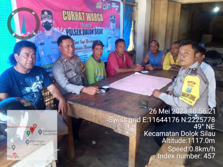 Kapolsek Dolok Silau AKP Josia SH MH dan personel Bhabinkamtibmas Aipda Waris Siswanto melaksanakan Jumat curhat di Warung Kopi Pak Ebi Ginting di Nagori Parasmian, Kecamatan Dolok Silau, Jumat (26/05/2023) pagi.