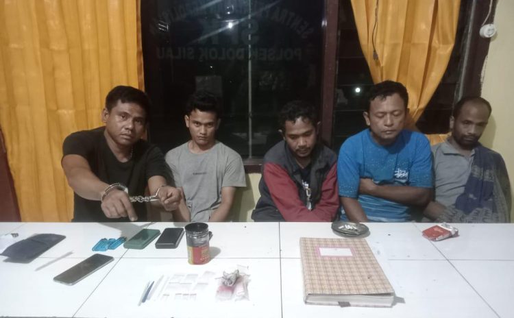 Polsek Dolok Silau berhasil mengamankan 5 (lima) orang pria yang lagi asik menikmati sabu-sabu di Perladangan Sawit di dalam Gubuk jalan Besar Gunung Meriah, Nagori Marubun Lokkung, Kecamatan Dolok Silau