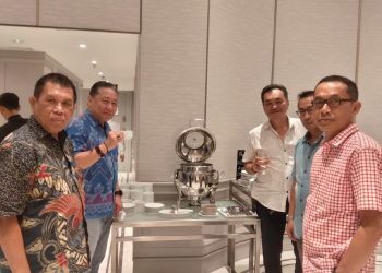 Para bacaleg PERINDO, Rudy Sutanto, Adhinata Wira, Nino, Yulius Eko dan Puguh di Sriwijaya room, Sheraton Hotel, Surabaya mengikrarkan kebersamaan untuk PERINDO menang dan satu PERINDO untuk Indonesia Sejahtera