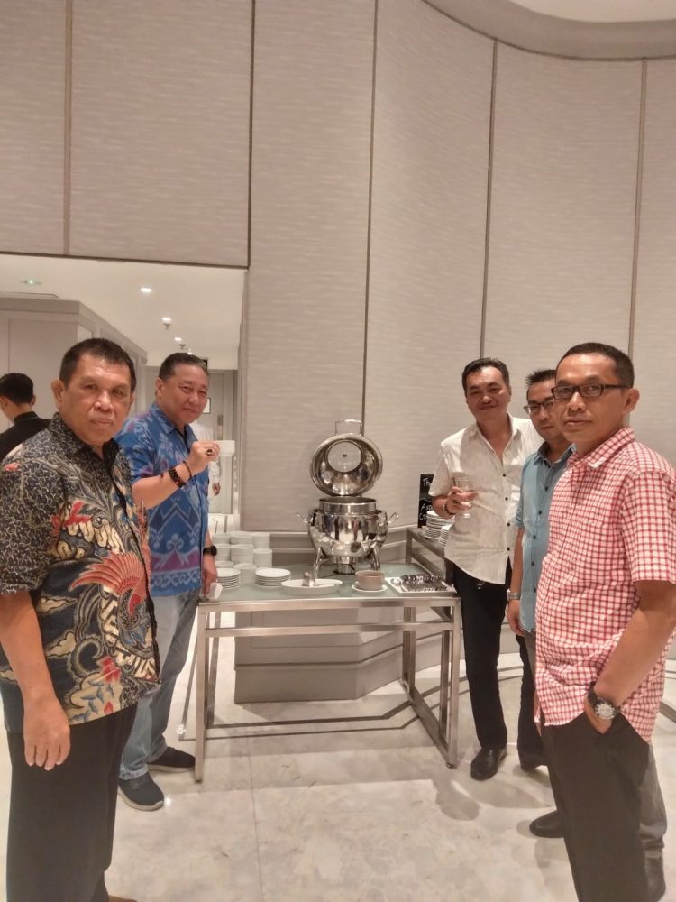 Para bacaleg PERINDO, Rudy Sutanto, Adhinata Wira, Nino, Yulius Eko dan Puguh di Sriwijaya room, Sheraton Hotel, Surabaya mengikrarkan kebersamaan untuk PERINDO menang dan satu PERINDO untuk Indonesia Sejahtera