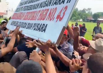 Sejumlah warga merusak plang milik PTPN 2, Jumat (26/5/2023) pagi, di Lapangan Garuda Tanjungmorawa. (Foto.Dok/PTPN 2).