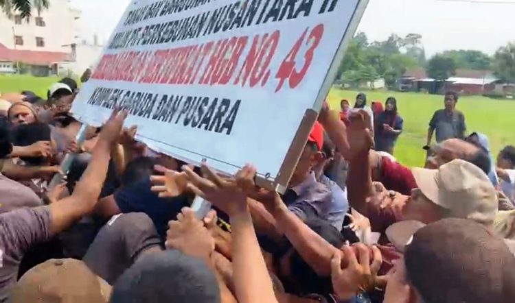 Sejumlah warga merusak plang milik PTPN 2, Jumat (26/5/2023) pagi, di Lapangan Garuda Tanjungmorawa. (Foto.Dok/PTPN 2).