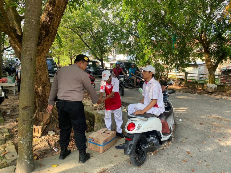 Personil Satuan Samapta Polres Bangka Barat mengantisipasi tindak kriminalitas, dengan melakukan patroli secara mobile dengan menyasar beberapa titik lokasi yang di anggap rawan, Minggu (28/05/2023)
