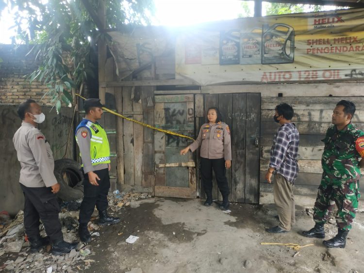 Kapolsek Tuntungan Iptu Christin Malahayati Simanjuntak, S.Sos., M.H bersama tiga pilar memasang police line di lokasi yang diduga lapak judi