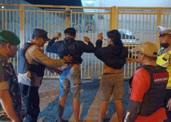 Personel Polresta Manado menggelar patroli Sibulan (sikat Pemabuk jalanan) bersama personel TNI, dengan menyasar beberapa lokasi keramaian di wilayah hukum Polresta Manado