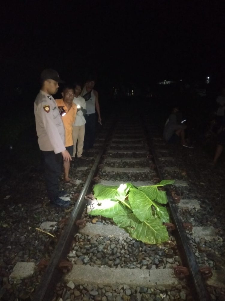 Dua orang pelajar warga Desa Sidomulyo Kec. Aek Kuo Kab. Labuhanbatu Utara tewas ditabrak Kereta Api jurusan Rantauprapat- Medan dengan kondisi mengenaskan