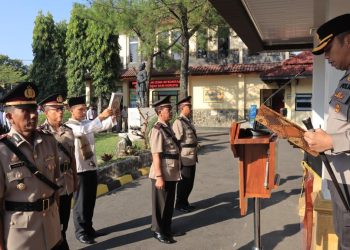 Polres Purbalingga menggelar upacara serah terima jabatan (Sertijab) Kabag Operasi (Kabag Ops) dan sejumlah kapolsek. Kegiatan digelar di halaman Mapolres Purbalingga, Senin (29/5/2023) pagi.
