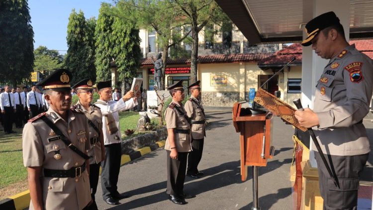 Polres Purbalingga menggelar upacara serah terima jabatan (Sertijab) Kabag Operasi (Kabag Ops) dan sejumlah kapolsek. Kegiatan digelar di halaman Mapolres Purbalingga, Senin (29/5/2023) pagi.