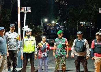Petugas kepolisian Polsek Malalayang dan TNI Koramil WSM melakukan patroli Kemitraan di wilayah hukum Polsek Malalayang