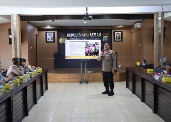 Kasubdit Penmas Bid Humas Polda Sumut AKBP Dr. Herwansyah Putra, SH, MH beri arahan pada kunjungan Tim Asistensi Kinerja Bid Humas Polda Sumut ke Polresta Deliserdang, Senin (29/5/2023). (Foto Dok/ Polresta Deliserdang)