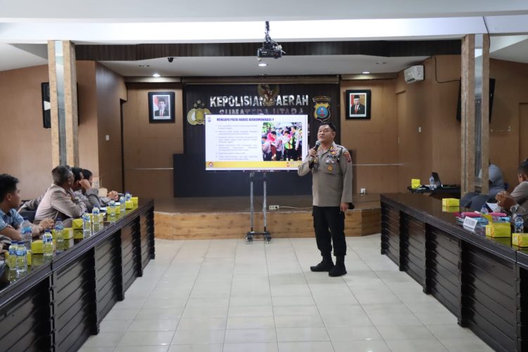 Kasubdit Penmas Bid Humas Polda Sumut AKBP Dr. Herwansyah Putra, SH, MH beri arahan pada kunjungan Tim Asistensi Kinerja Bid Humas Polda Sumut ke Polresta Deliserdang, Senin (29/5/2023). (Foto Dok/ Polresta Deliserdang)