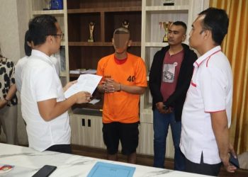 Kasat Reskrim Polresta Deli Serdang Kompol I Kadek H Cahyadi, SH, SIK, MH mengintrogasi pelaku pencabulan anak di Mapolresta Deliserdang, Senin (28/5/2023). (Foto Dok/ Polresta DS)